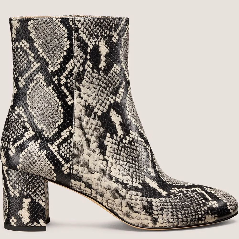 Stuart Weitzman BRAND NEW! Never worn WYNN ZIP BOOTIE